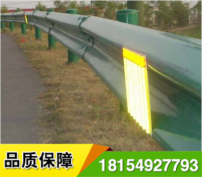 道路輪廊標(biāo)的英文名稱 Delineator，它是沿道路兩側(cè)邊緣設(shè)置、用于顯示道路邊界輪廓、指引車輛正常行駛、具有逆反射性能的一種交通安全設(shè)施，從功能上說，輪廓標(biāo)是一種視線誘導(dǎo)設(shè)